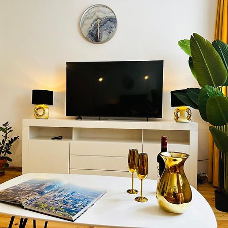 Luxury 4-Bedroom Apartment In Centre - Self-Check In & Fast Wifi Varsovie Extérieur photo
