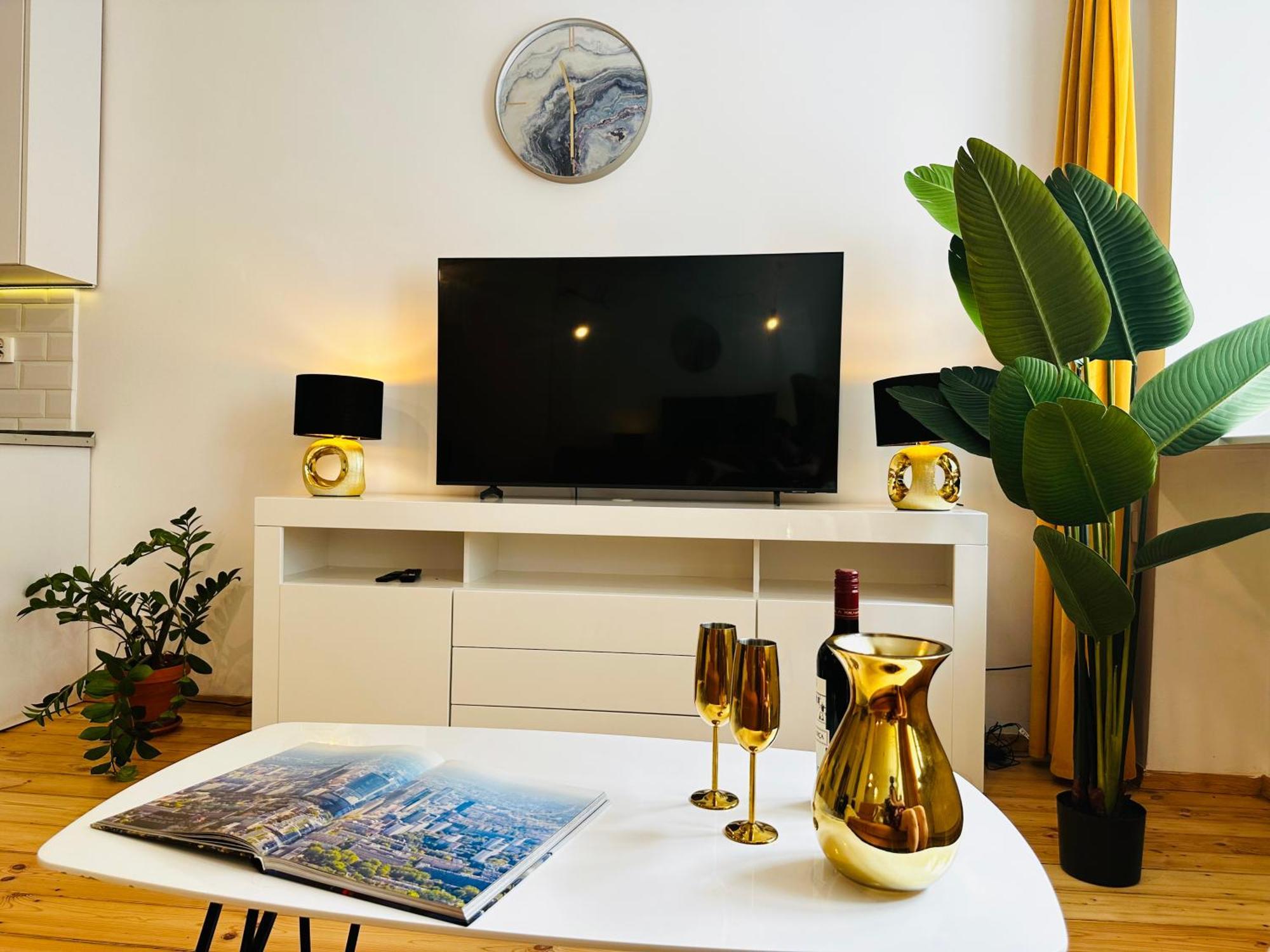 Luxury 4-Bedroom Apartment In Centre - Self-Check In & Fast Wifi Varsovie Extérieur photo